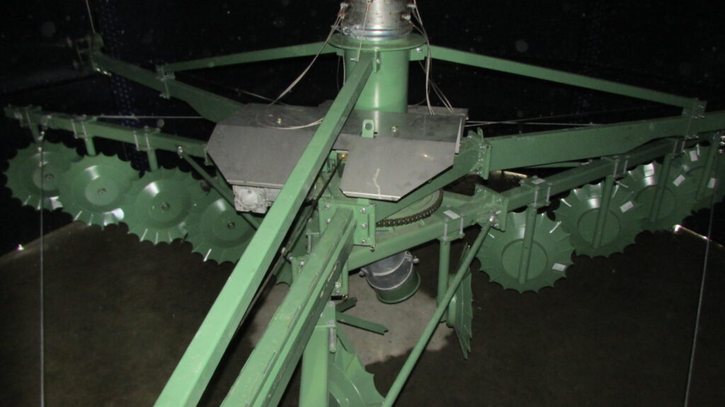 Neuro NAS 3. Fylltömmare monterad i en Permastore Silo. Sugnos och stjärna synlig i mitten av bilden. Vinsch monterad på fylltömmaren under den rostfria plåten.