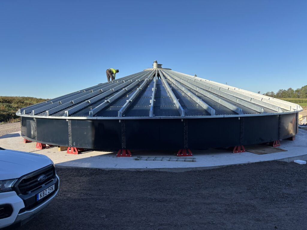 taket på en rötkammare som står på domkrafter